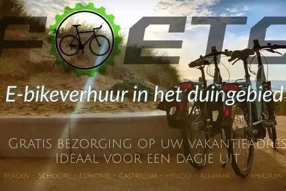 Fietsen op strand met logo en slogan van Foets E-Bike verhuur